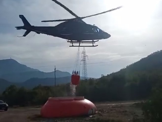 Helikopter Helikopterskog servisa Srpske gasi požar na Čvrsnici