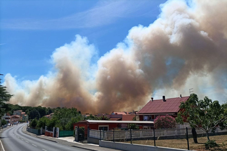 KATASTROFALAN POŽAR U HRVATSKOJ NANIO OGROMNU ŠTETU Vatra u Puli uništila više kuća, dio grada bez struje (FOTO/VIDEO)
