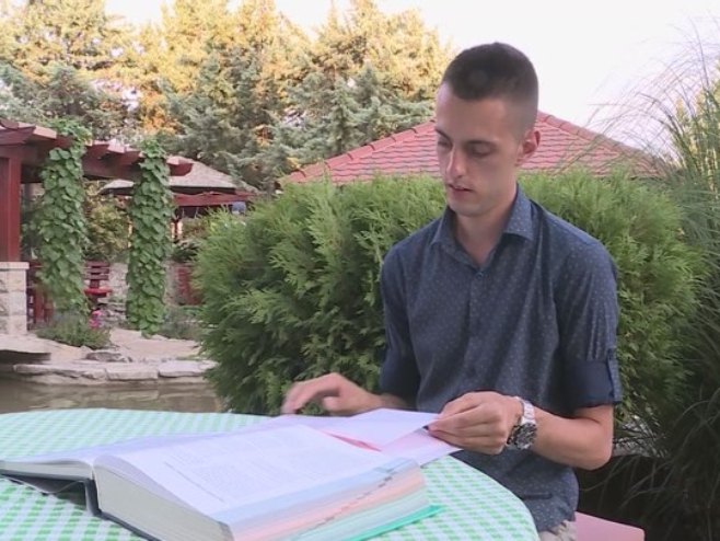 JEDAN OD 12 NAJBOLJIH STUDENATA MEDICINE Sava Milojević iz Bileće najmlađi doktor medicine u Srpskoj (VIDEO)
