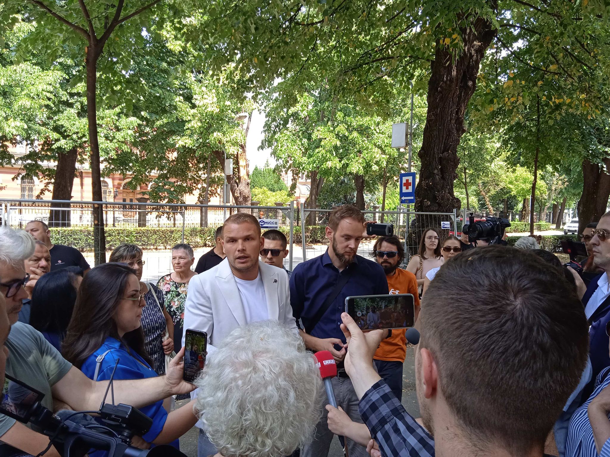 "TRAŽIMO VAŠ OPOZIV" Stanivukovića ispred kina Kozara dočekali bijesni građani, uslijedio žestok odgovor gradonačelnika (FOTO/VIDEO)