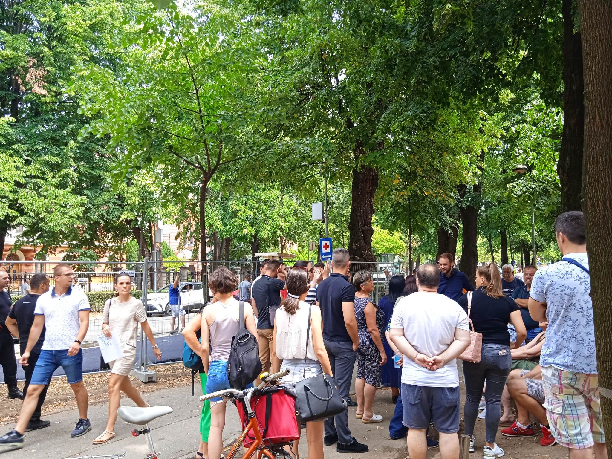 ALOONLINE NA MJESTU DOGAĐAJA Stanivuković stigao na proteste ispred kina Kozara: Danas je ovdje tridesetak ljudi, a u blokovima žive hiljade, pa ne mogu svi biti nezadovoljni (FOTO)