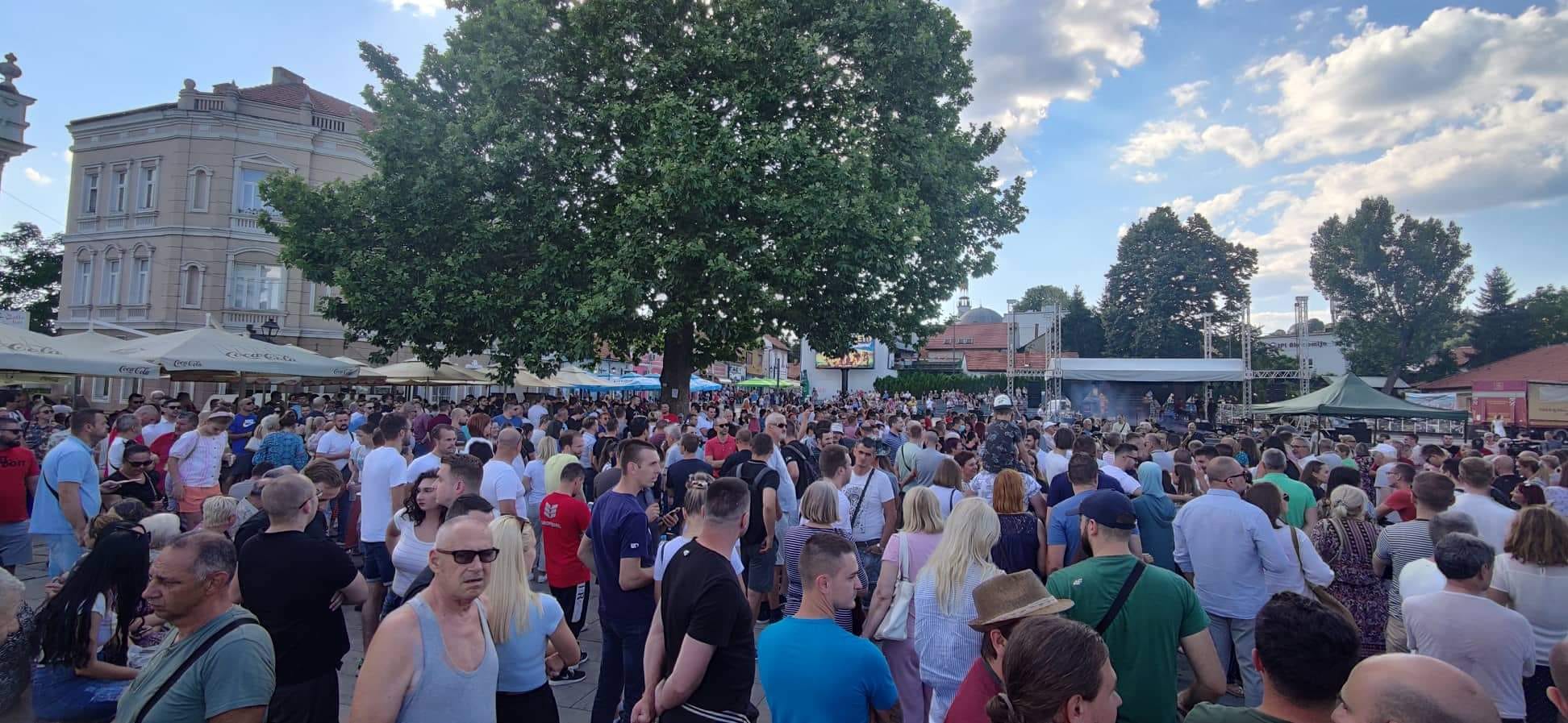 GRAĐANI FEDERACIJE NA ULICAMA: "Sve su zemlje poduzele mjere da zaštite građane, samo su naše vlasti sebi podigle plate"