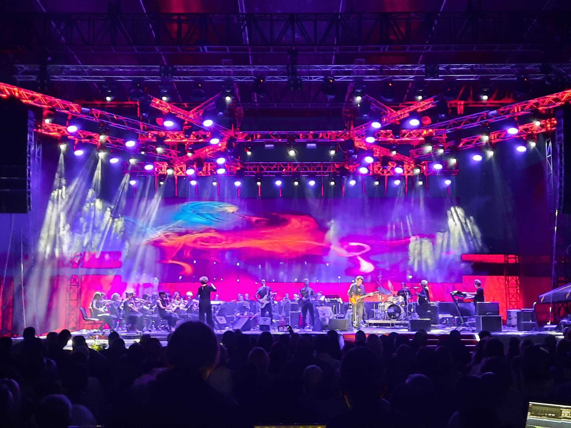 KONCERTOM BAJAGE I INSTRUKTORA, U PRATNJI SIMFONIJSKOG ORKESTRA, POČEO "BANJALUKA FEST" Četiri dana muzike, glamura i sjajne zabave na Kastelu (VIDEO/FOTO)