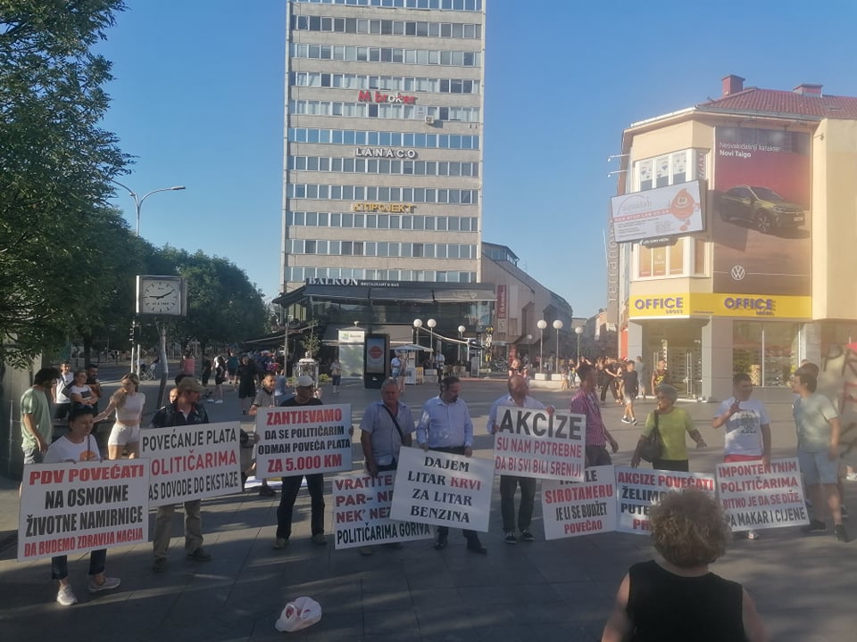 PROTEST U CENTRU BANJALUKE  Građani poručili vlasti: "Želimo nove puteve prema provaliji"