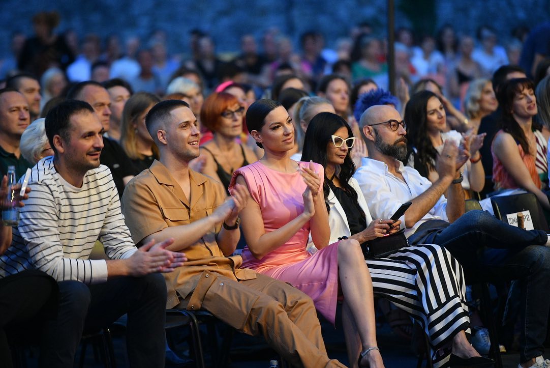 SARA JO NA „BANJALUKA FESTU“ Pjevačica sa momkom na koncertu Josipe Lisac (FOTO)