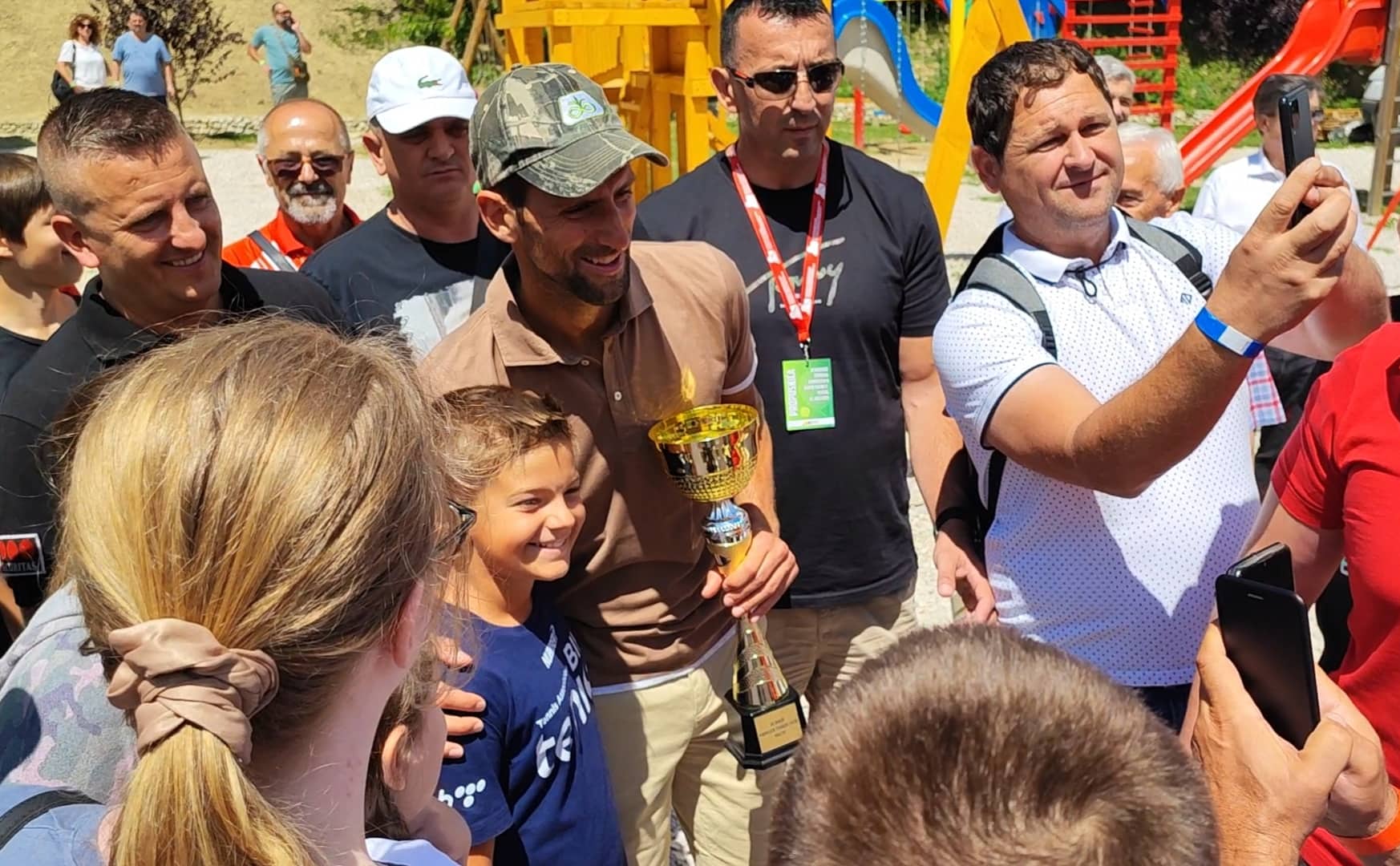 NOVAK ĐOKOVIĆ DOBIO NAJISKRENIJI TROFEJ U VISOKOM Dječak Srbinu dao pehar koji će imati posebno mjesto u kući (FOTO/VIDEO)