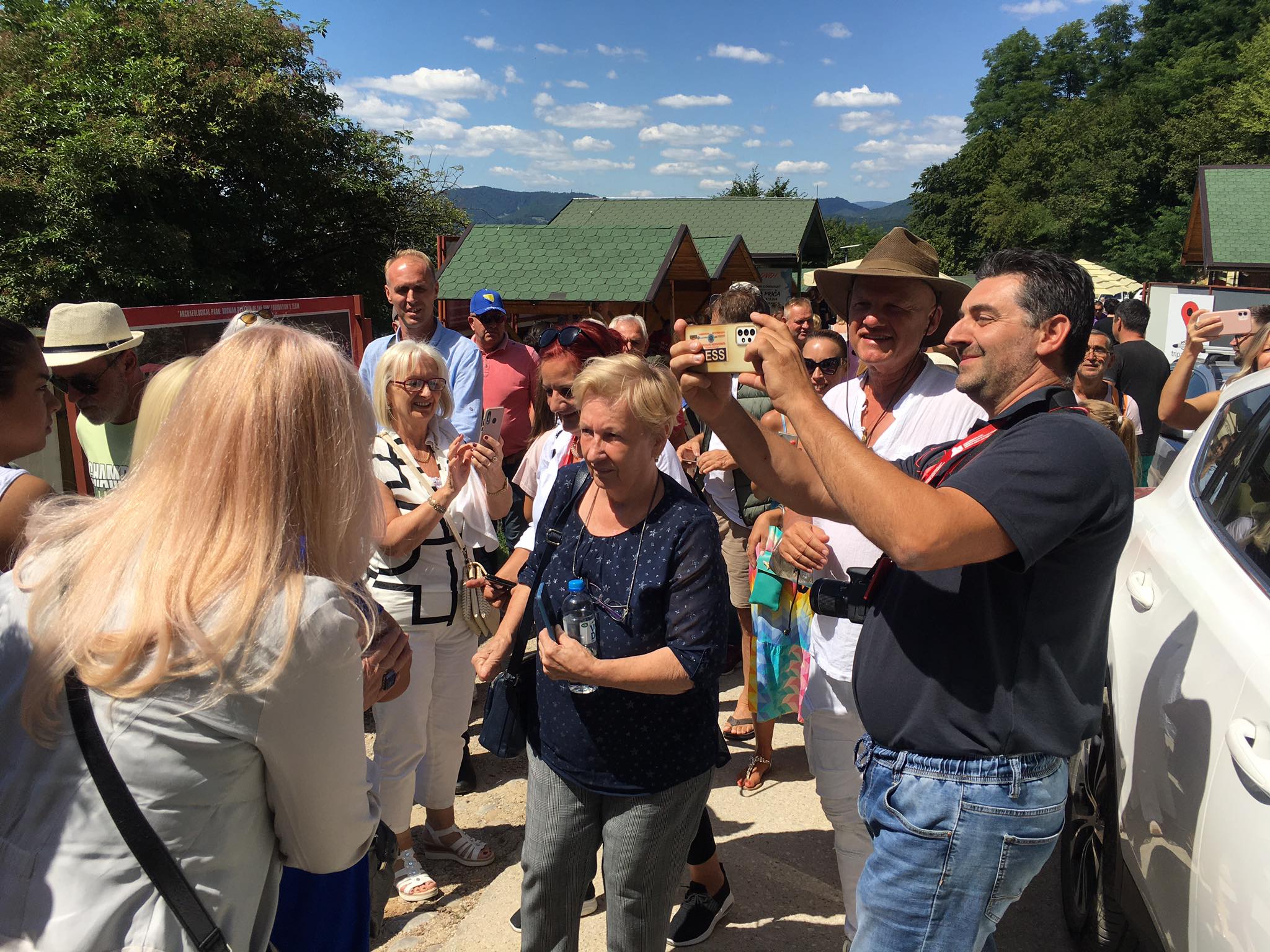 ZVIJEZDA SEVDAHA STIGLA U VISOKO Poznata pjevačica se pojavila nakon ručka sa Đokovićem i oduševila prisutne (FOTO/VIDEO)