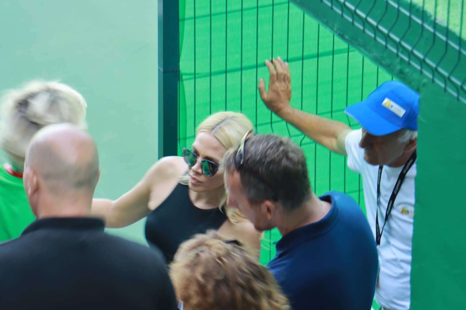 U VISOKOM JOŠ JEDNA ZVIJEZDA Poznata pjevačica stoji u prvom redu, čeka da počne meč Novaka Đokovića (FOTO/ VIDEO)