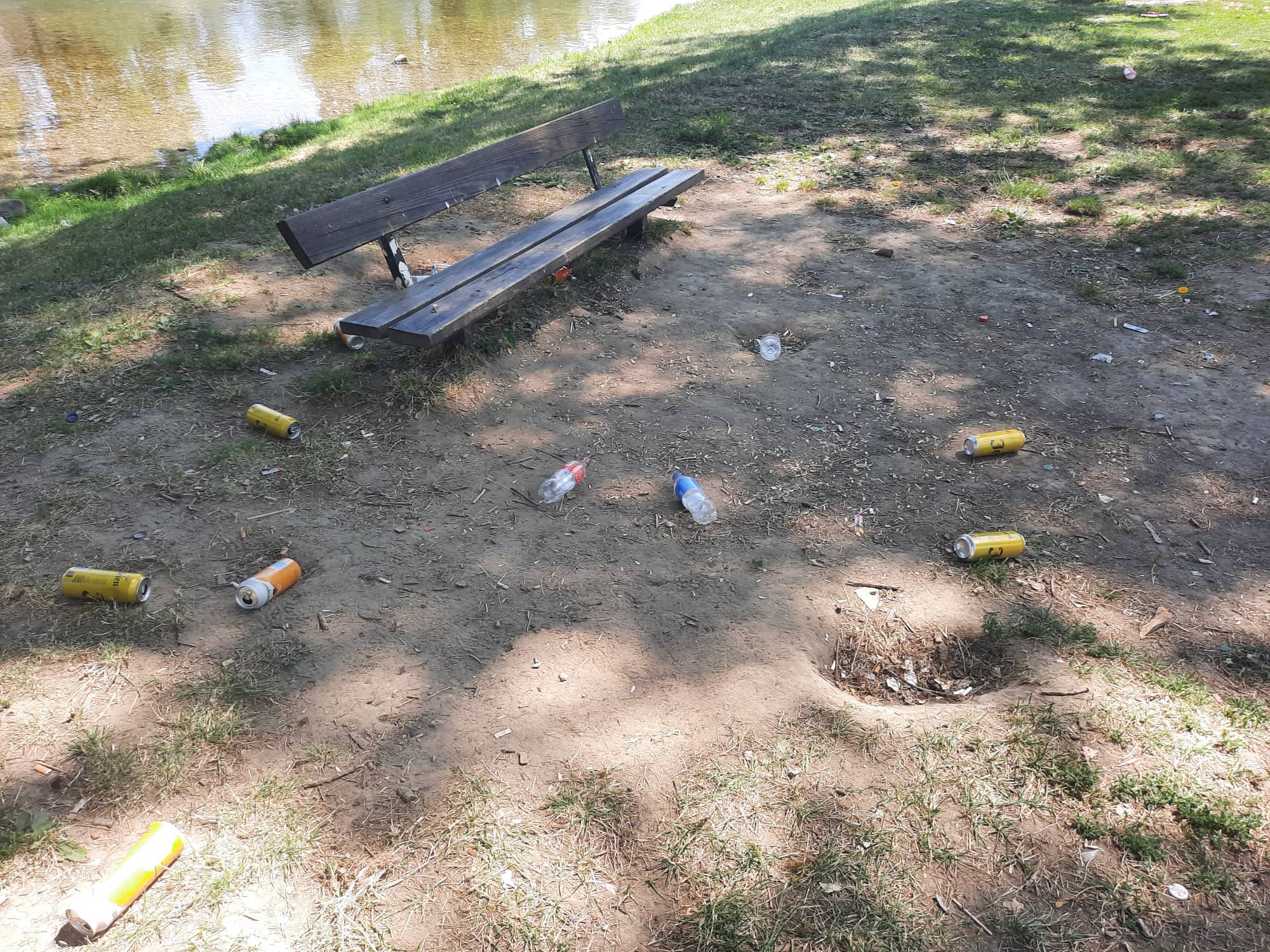 "BRUKA I SRAMOTA GRADA" Obala Vrbasa pretvorena u deponiju - građani ozlojeđeni: Ovo je ruglo, nekultura i nevaspitanost (FOTO)