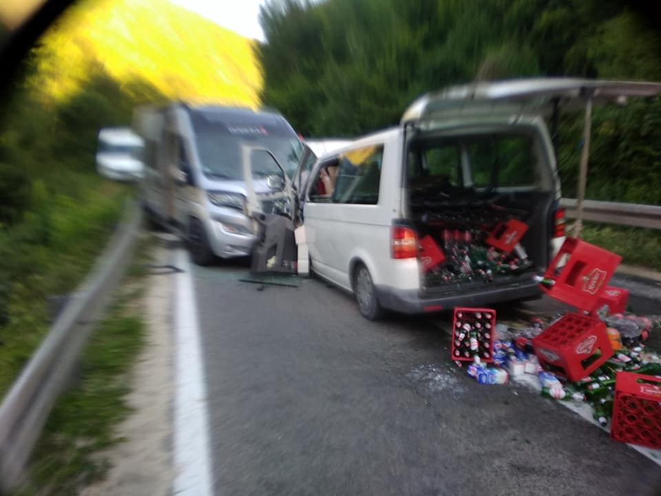 DETALJI SAOBRAĆAJKE U KRUPI NA VRBASU Vozač kombija poginuo u sudaru sa kamperom, povrijeđeno i četrnaestogodišnje dijete (FOTO)
