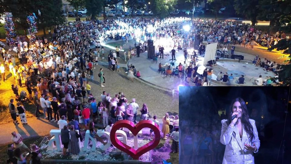 TESLIĆ PJEVAO UGLAS ZA PETRA ALEKSIĆA Pjevačica Nikolina Đekanović priredila emotivni doživljaj za pamćenje: U rodnom gradu sa pobjednikom "Zvezda Granda" održala koncert (FOTO/VIDEO)