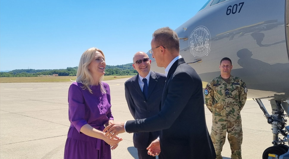 PREDSJEDNICA GA DOČEKALA NA AERODROMU Ministar spoljnih poslova i trgovine Mađarske stigao u Banjaluku