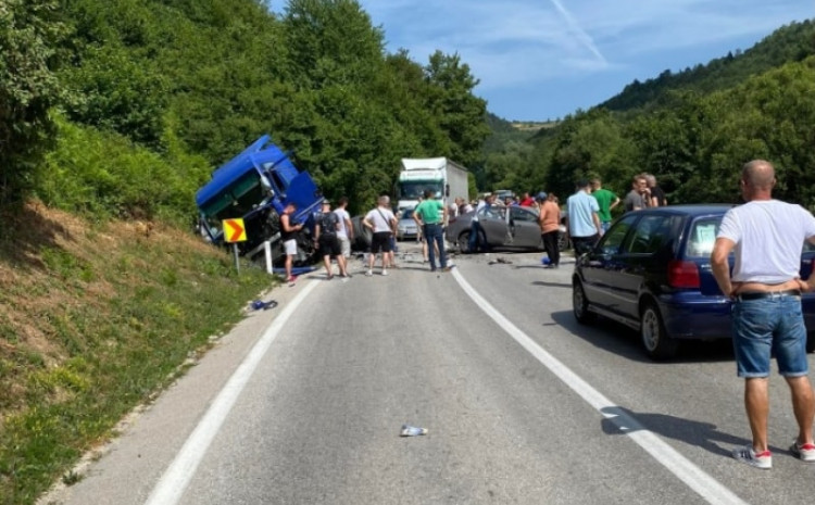 SAOBRAĆAJ POTPUNO OBUSTAVLJEN Sudar šlepera i automobila kod Komara, ima povrijeđenih (FOTO)