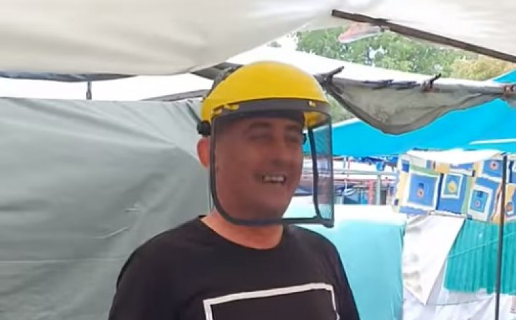 ISMIJALI BAKIRA IZETBEGOVIĆA "Robot" na pijaci prodavao odjeću (VIDEO)
