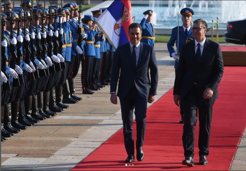 SVEČANI DOČEK Vučić i Sančez ispred Palate Srbija (FOTO)