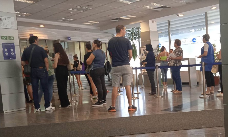 GUŽVA ZBOG 100 MARAKA Redovi u bankama, građani čekaju i po dva sata