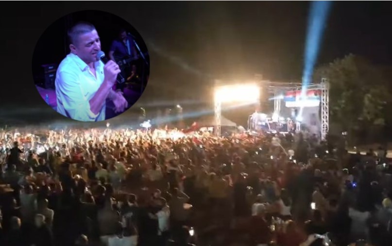 BAJA MALI KNINDŽA PJEVAO U ČALMI Orilo se "Pjevaj Srbijo", a nastup počeo baladom (VIDEO)