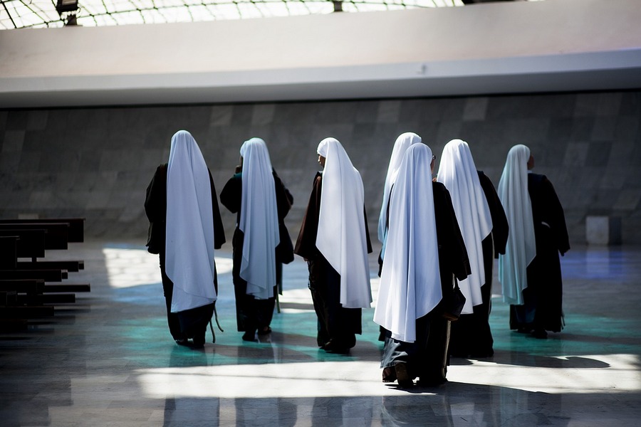 OGRIJEŠILE SE O ZAPOVIJED ČEDNOSTI Dvije časne sestre vratile se trudne s misionarskih putovanja
