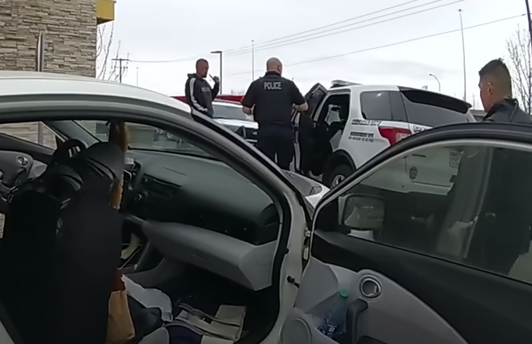 POTRESAN SNIMAK OBIŠAO SVIJET Dječak (4) uperio pištolj u policajce koji mu hapse oca (VIDEO)