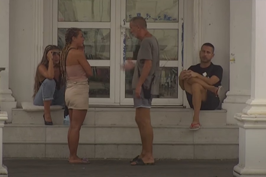 LEPI MIĆA UPOREDIO DALILU SA MAJOM MARINKOVIĆ Velika se diskusija vodila u dvorištu među nekoliko zadrugara (VIDEO)