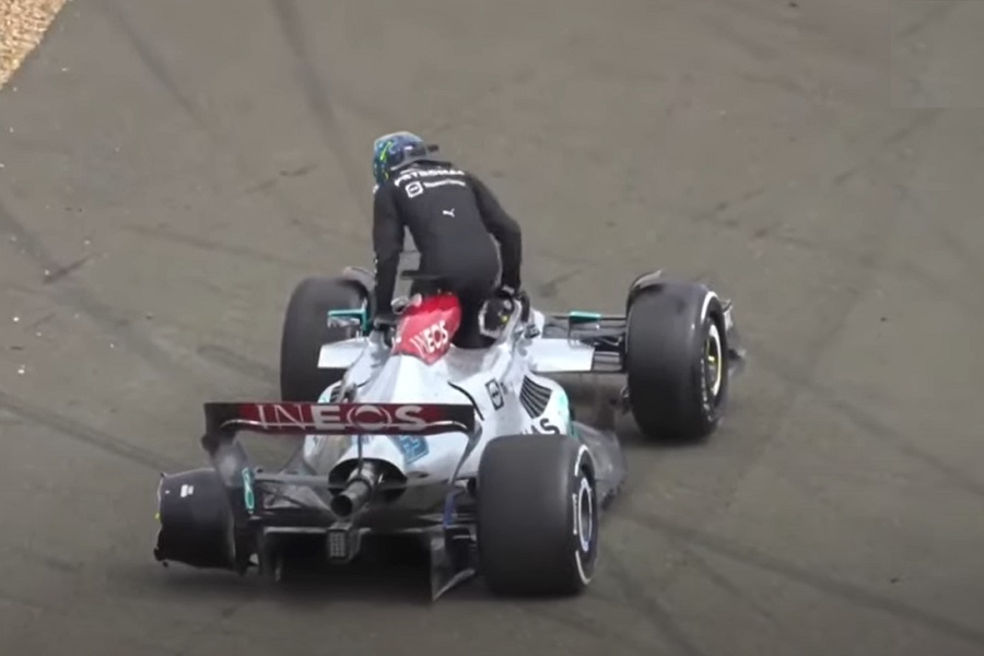 MERCEDES PONOSAN NA RASELOVU REAKCIJU Vozač odmah iskočio iz bolida i uputio se na mjesto stravične nesreće (VIDEO)