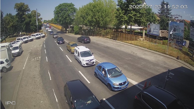 Velike kolone na granici u Gradišci u oba pravca