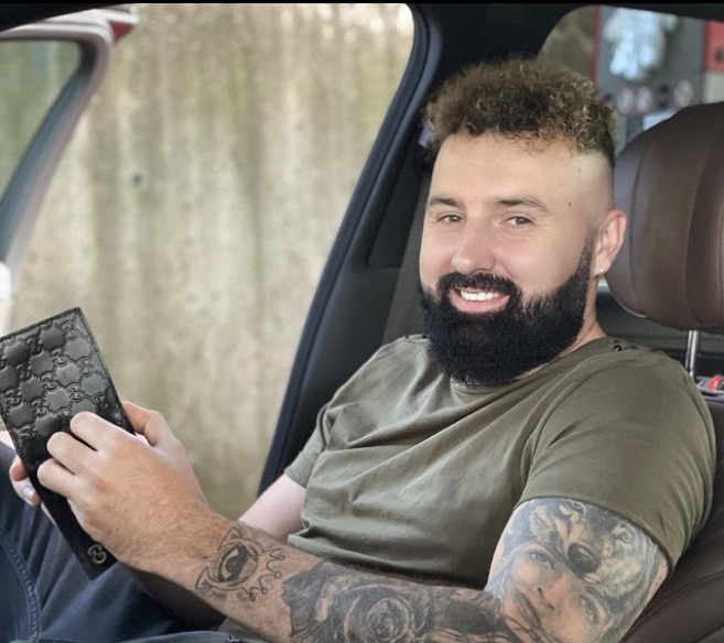 JALA BRAT PROVEZAO FERARI KROZ VOGOŠĆU Pohvalio se skupocjenim automobilom i poručio: „Nikada ne odustajte“ (FOTO)