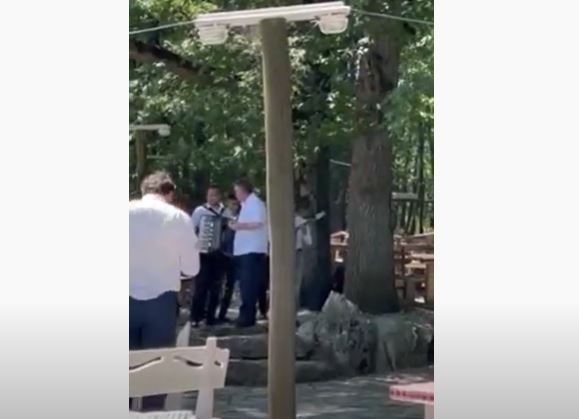 DERNEK KOD KOMŠIĆA Kiti harmonikaša i veseli se uz hit iz filma o Tomi Zdravkoviću (VIDEO)