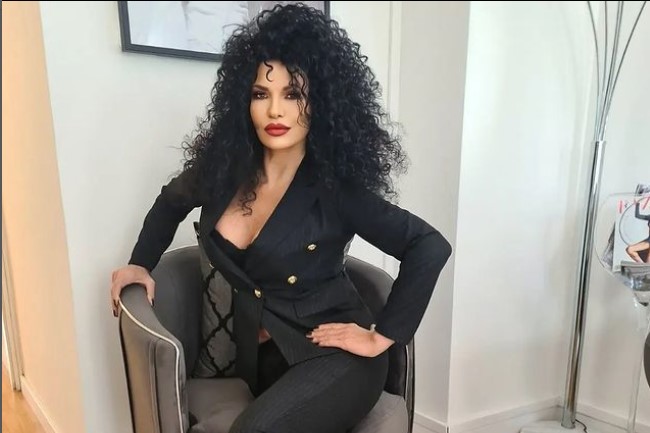 CRVENI BRUS I BADEMANTIL... Lidija Vukićević provokativnim izdanjem zapalila mreže (FOTO)
