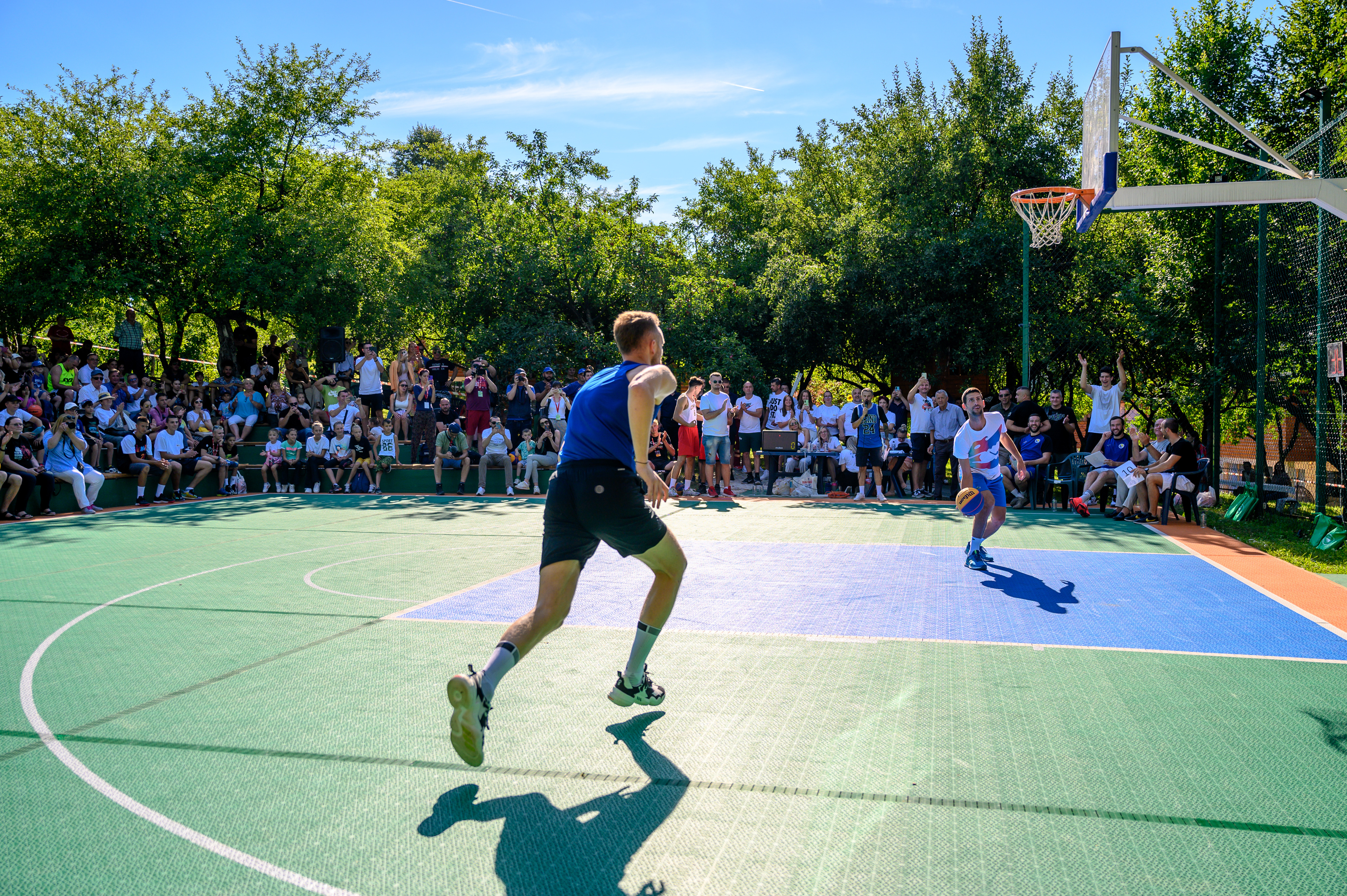 NAKON TENISKOG, NA REDU BIO KOŠARKAŠKI TURNIR U VISOKOM Novak Đoković dijelio asistencije kao plejmejker, bacio alej-up za zakucavanje Džananu Musi (FOTO)