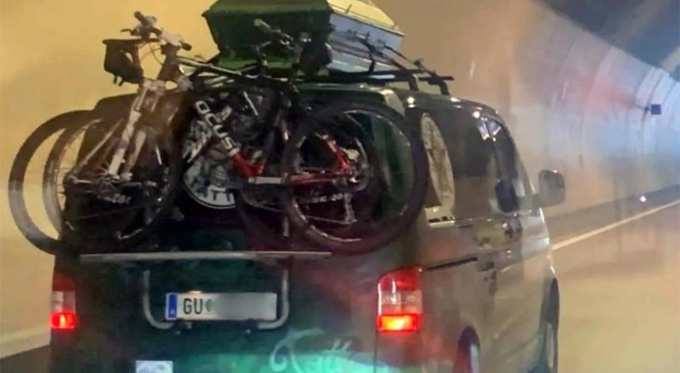 MOŽE LI BIZARNIJE? Turisti na more ponijeli i mrtvački sanduk