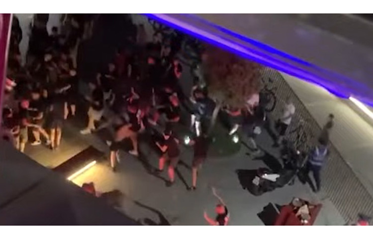 IMA POVRIJEĐENIH I UHAPŠENIH Navijači Zrinjskog sukobili se sa policijom u Tirani (VIDEO)