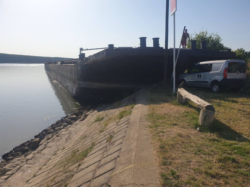 DRAMA U SRBIJI Brod se nasukao i udario u kafanu, sumnjaju da je kapetan zaspao (FOTO)
