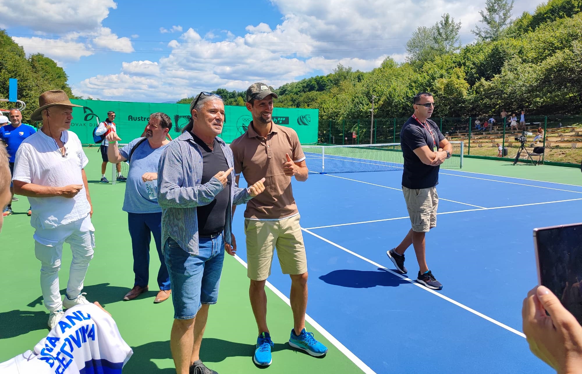 NOVAK ĐOKOVIĆ I GORAN KARAN U VISOKOM SE SJAJNO PROVODE Muzičar i teniser zaigrali picigin sa domaćinom, Osmanagićem (VIDEO)