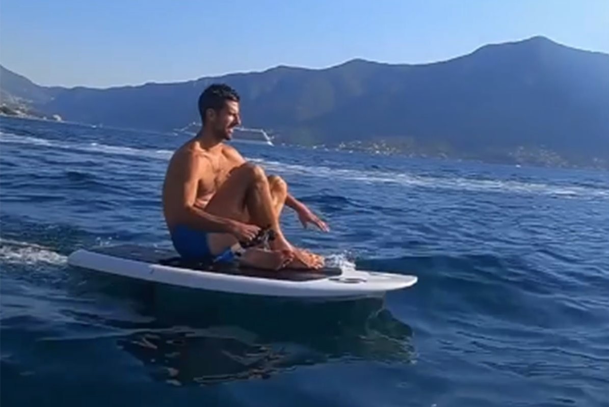I NA ODMORU JE AKTIVAN Novak Đoković "lebdi na vodi" (VIDEO)