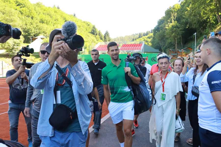 UZBUĐENA ŽENA NASMIJALA PRISUTNE, DOK JE SUPRUG SMIRIVAO: "Nole, srce će me deknuti ovdje“ (VIDEO)