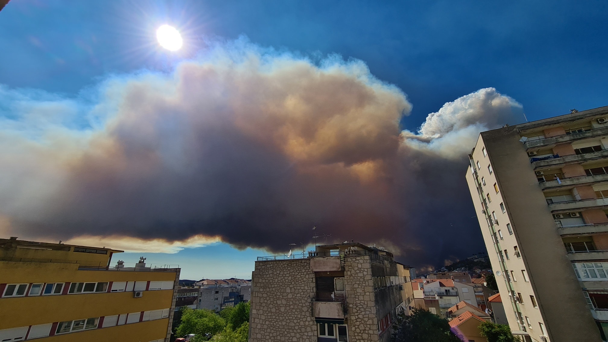 POŽAR NA JADRANU ODNIO 30 KUĆA Vatrena stihija gutala sve pred sobom, stanovništvo odmah evakuisano, a na teren morala izaći i vojska