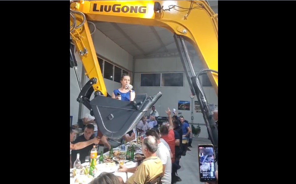 OVAKO SE SLAVI SAMO NA BALKANU Pjevaljka sjedi i pjeva u kašici bagera dok jezdi iznad glava gostiju (VIDEO)