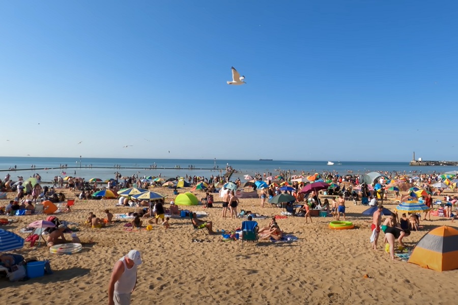 Nestvarne scene u Španiji: Ljudi se kupaju usred januara, i to na skoro 30 stepeni