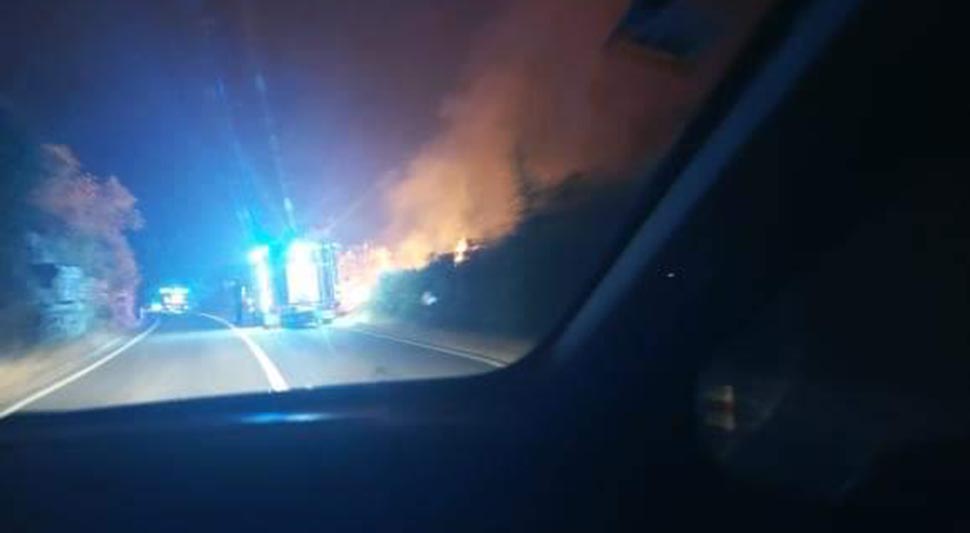 POŽAR KOD BILEĆE SE OTEO KONTROLI Vatrena stihija se spustila i do magistralnog puta, na terenu vatrogasci i policija (VIDEO)