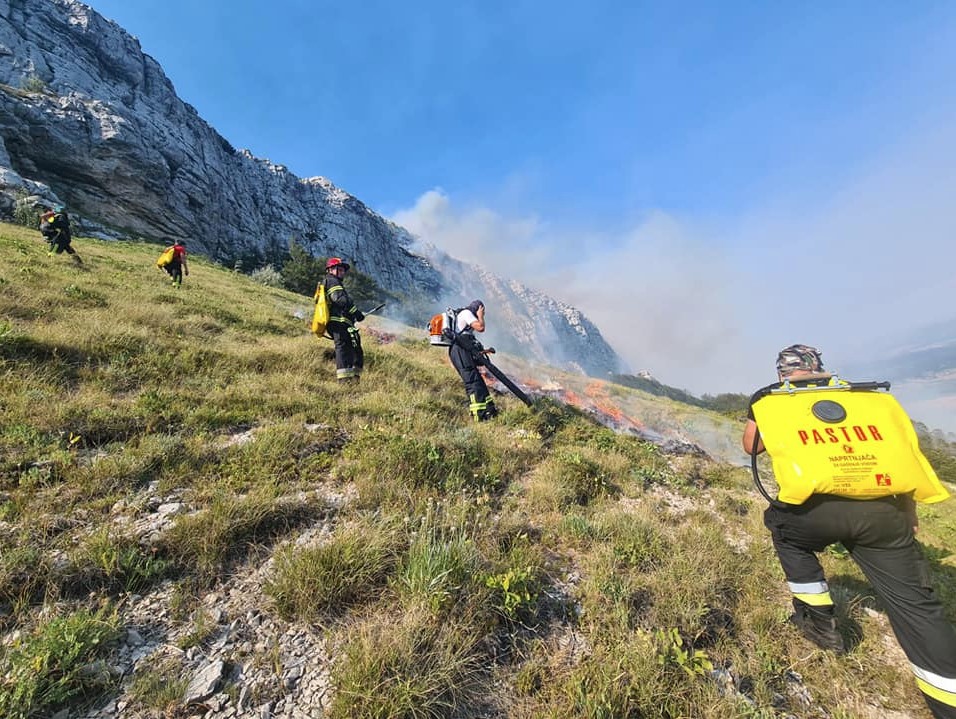 POŽAR IZNAD LIVNA IZVAN KONTROLE, ŠIRI SE KA HRVATSKOJ „Svi smo na izmaku snaga, borimo se nadljudskom snagom“ (FOTO)