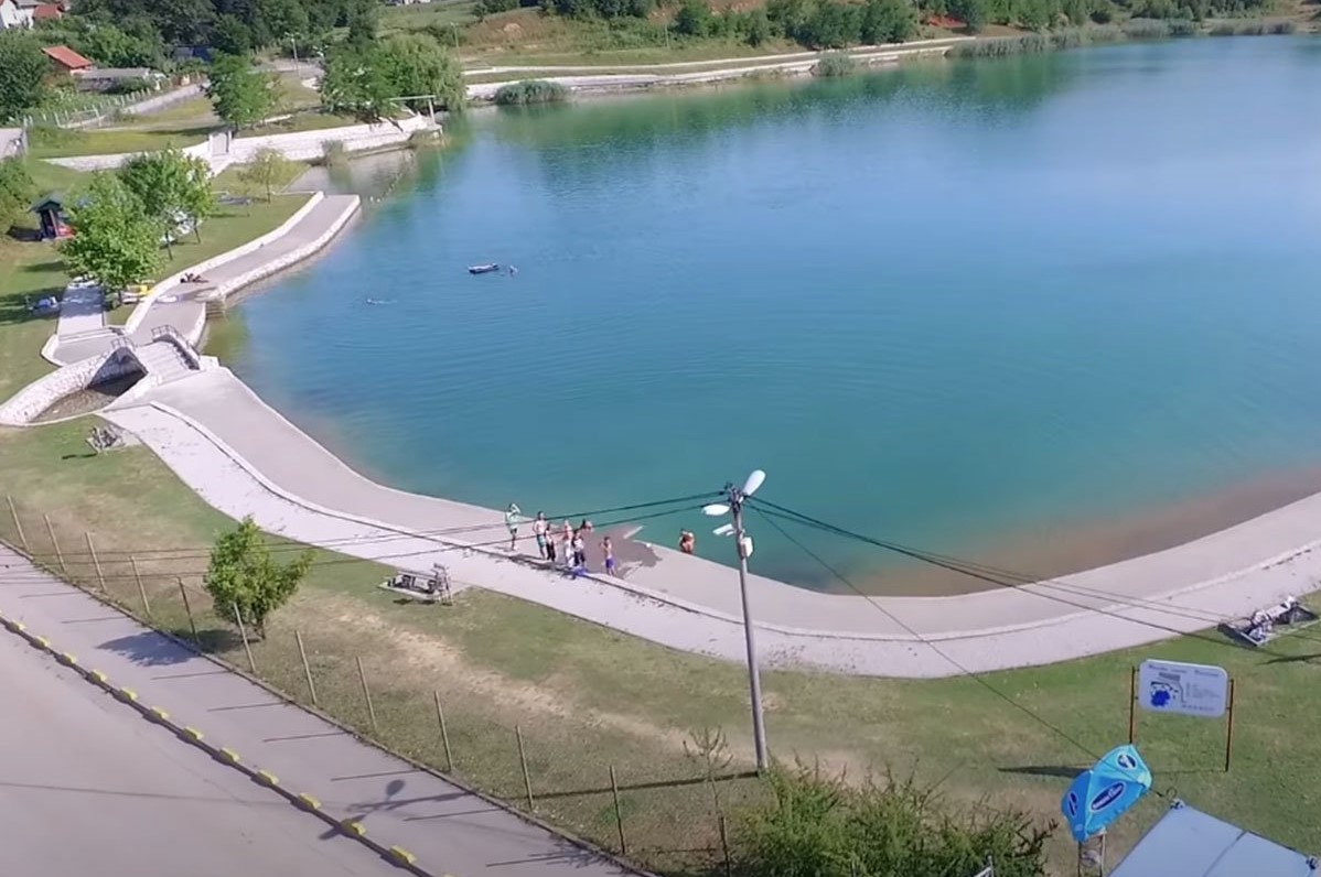 DETALJI PORODIČNE TRAGEDIJE U ŽIVINICAMA Utopili se stric i bratić u jezeru