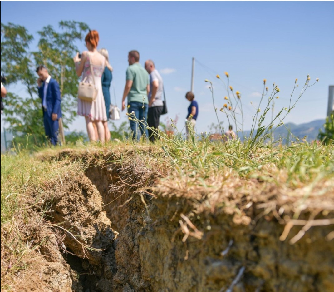 KRATER DUBOK TRI METRA Otvorila se zemlja na gradilištu kod UKC-a