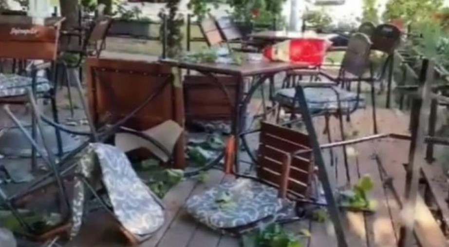 KARAMBOL U NOVOM SADU Mercedesom uletio u baštu kafića pa pobjegao, djevojci slomio ključnu kost (VIDEO)