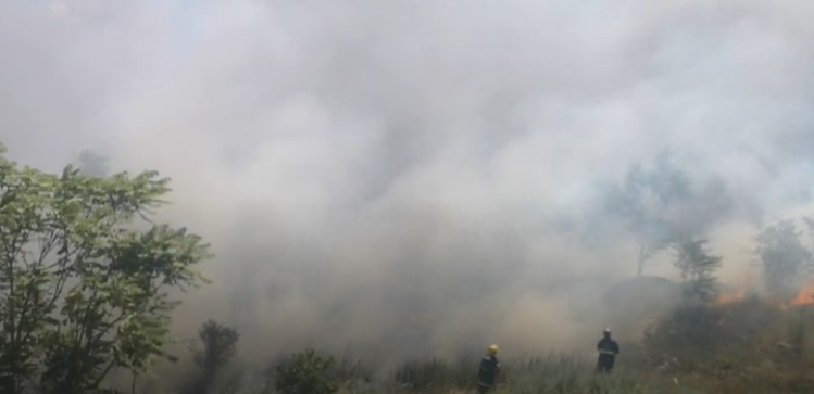 GORI OKO MOSTARA Vatrena stihija guta sve pred sobom, prijeti privrednim objektima i benzinskoj pumpi (FOTO/VIDEO)