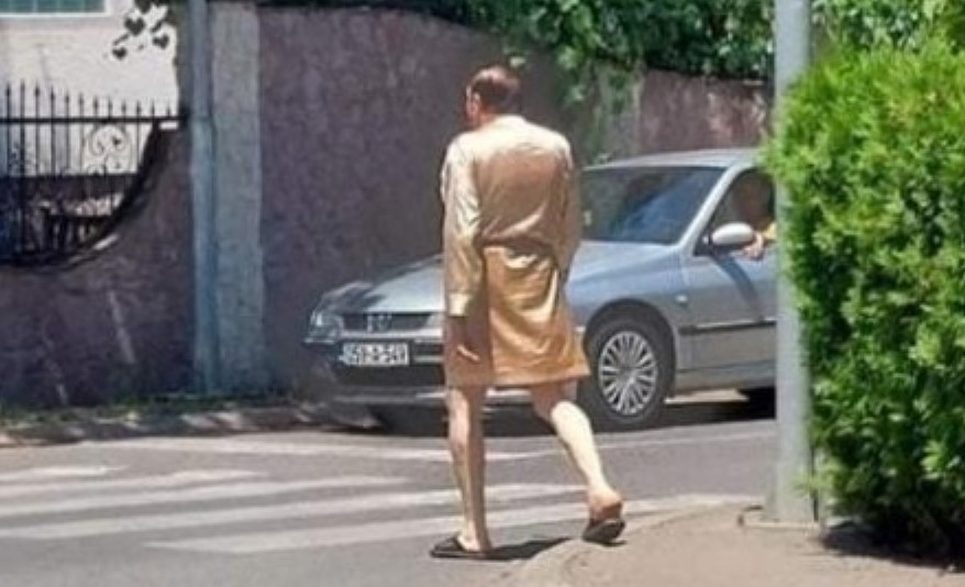 MUŠKARAC U SVILENKASTOJ KUĆNOJ HALJINI PROŠETAO GRADIŠKOM Objavljena fotografija, nagađa se ko je u pitanju (FOTO)
