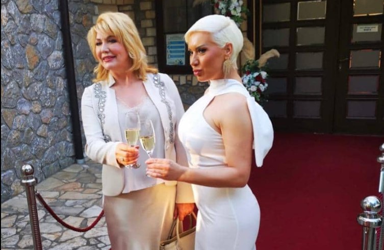 SUZANA MANČIĆ NA PROSLAVI U BIJELJINI Uhvatila se mikrofona i uveličala slavlje ženi koja je mnogo zadužila (FOTO/VIDEO)