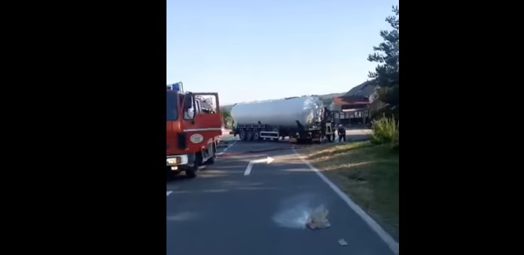 STRAVIČAN UDES KOD LUKAVCA Cisterna u plamenu, automobil smrskan