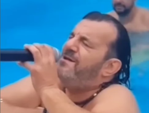 ACA LUKAS UŽIVO I TO IZ BAZENA Pjevač odlučio da napravi sjajnu žurku, pa se latio mikrofona - prisutni oduševljeni (VIDEO)