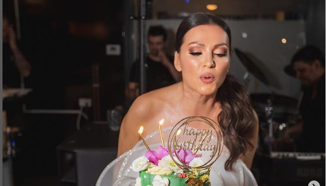 STAJLING KOJI OSTAVLJA BEZ DAHA Nina Badrić zablistala u haljini od 1.800 evra (FOTO)